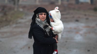 En irakisk kvinna och hennes barn på flykt i Mosul 22.1.2017