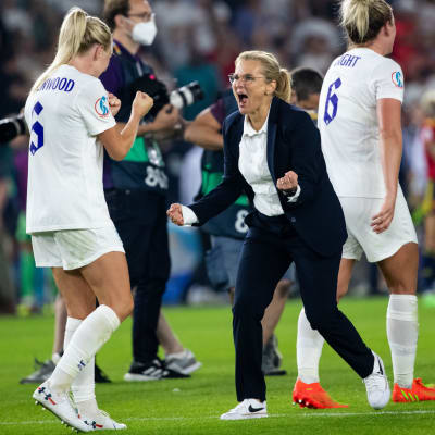 Sarina Wiegman jublar med spelare.