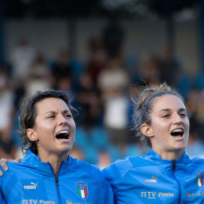 Italienska fotbollsspelare sjunger nationalsången inför match.