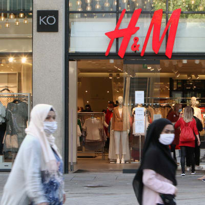 Ihmisiä kulkee H&M:n myymälän ohi.