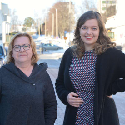 Två kvinnor tittar in i kameran.