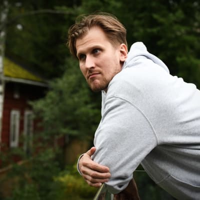 Niko Hovinen nojaa kaiteeseen.