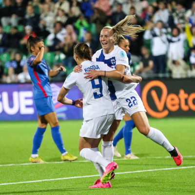 Finland firar ett mål mot Slovakien.