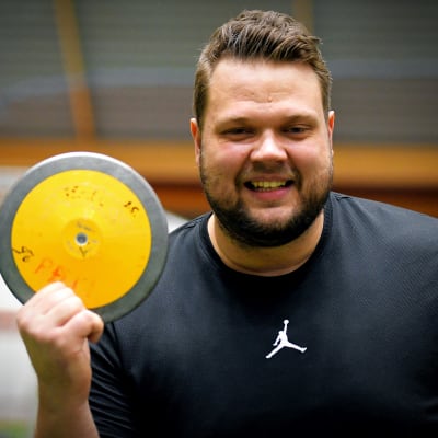 Daniel Ståhl med gulddiskuset från Tokyo