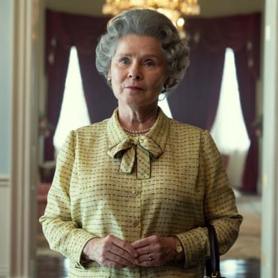 Imelda Staunton näyttelee kuningatar Elisabetia.