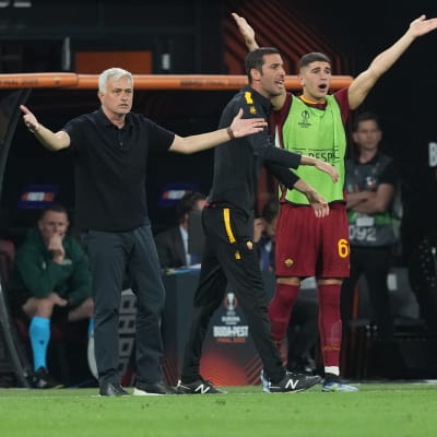 Jose Mourinho sträcker ut armarna. 