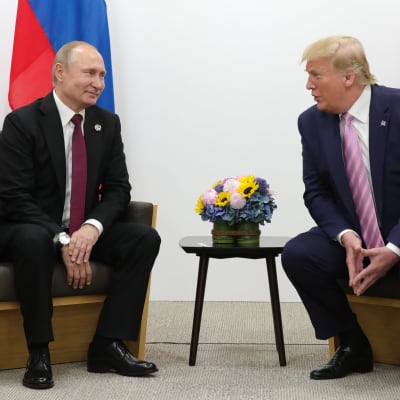 Venäjän presidentti Vladimir Putin ja Yhdysvaltain presidentti Donald Trump G20-kokouksen yhteydessä viime vuoden kesäkuussa.