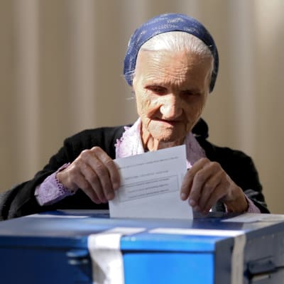 Över 99 procent av de bosniska serberna röstade för den 9 januari som nationaldag. Grundlagsdomstolen anser att omröstningen var olaglig