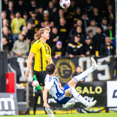Ville Koski i Honka i närkamp i match mot HJK.