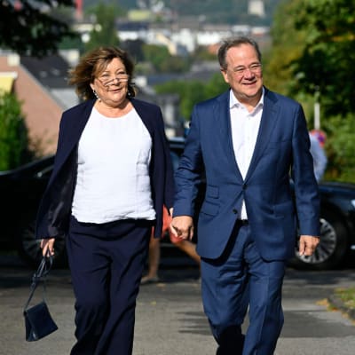 De tyska kristdemokraternas ledare Armin Laschet med hustrun Susanne anländer till en vallokal för att rösta 26.9.2021
