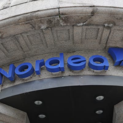 Nordeas blåa logga på ett stenhus.