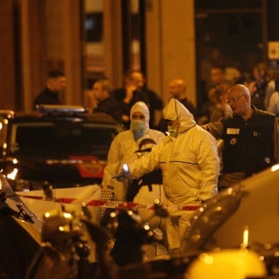 Kriminaltekniker arbetade på brottsplatsen i området kring Rue Monsigny under natten.