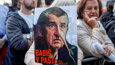 "Babiš i en fälla" står det på det här plakatet som föreställer Babiš med lång näsa. 