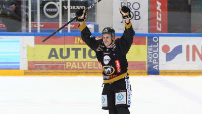 Jesse Puljujärvi firar mål.
