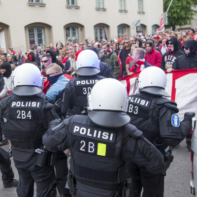 Polisen och HIFK:s fans möts på gata.
