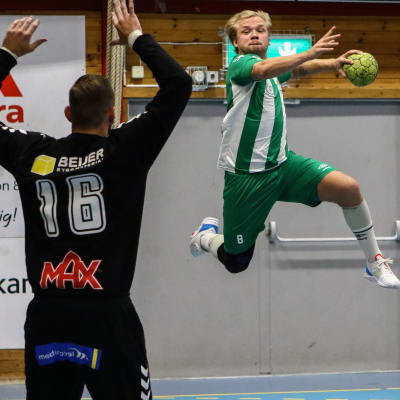 Handbollsspelaren Topias Laine i ett försök att göra mål i Allsvenskan.