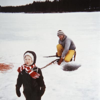 Karin och Jukka Pennanen fiskar på sjön Puruvesi i Östra Finland när Karin var liten.