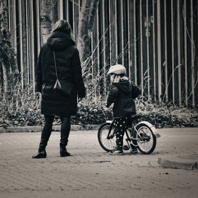 En mamma och dotter på cykel