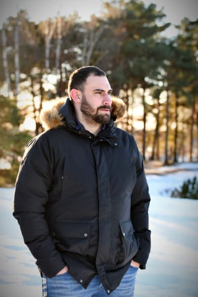Man står och tittar ut.