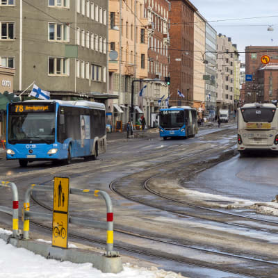 Bussiliikennettä. 