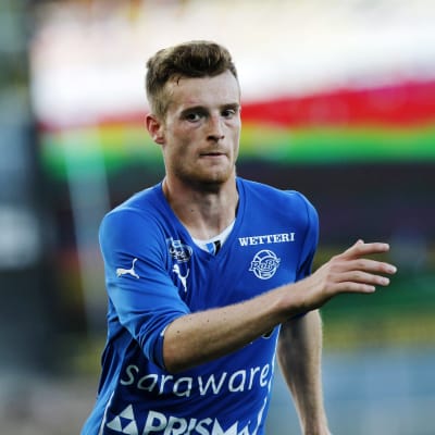 Blåklädde fotbollsspelaren Tomas Hradecky springer under match.