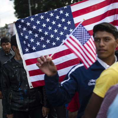 Centralamerikanska migranter, främst från Honduras, stod i matkö i Tijuana på lördagen den 24.11.