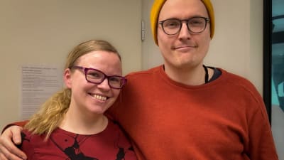 Ulpu Mattus-Kumpunen ja Jukka Morottaja uuden inarinsaamenkielisen filmin tekijät. Morottaja tekijä Muattus-Kumpunen tähti.
