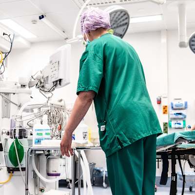 Operationssjuksköterskorna Carita Vuorenpää och Lotta Lantto vid Jorvs sjukhus i operationssalen.