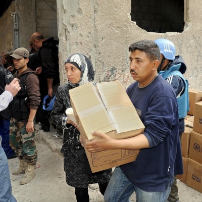 Hjälparbetare från FN distribuerar mat i Damaskus, Syrien.