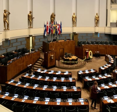 Flaggdekorationer vid talmanspodiet i riksdagshuset.