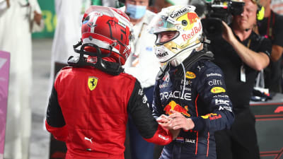 Charles Leclerc och Max Verstappen hälsar på varandra efter ett lopp.