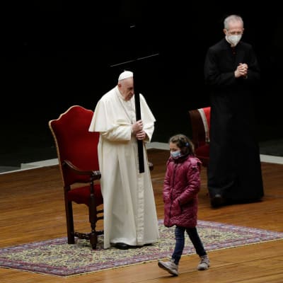 Påven Franciskus och barn på långfredagen 2.4.2021