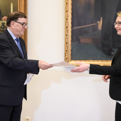 Paavo Väyrynen överräckte sitt medborgarinitiativ om en folkomröstning om euron till talman Maria Lohela den 10 mars 2016.
