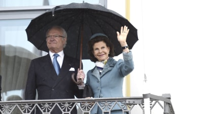 Kung XVI Gustaf och drottning Silvia vinkar från balkongen på presidentens slott.
