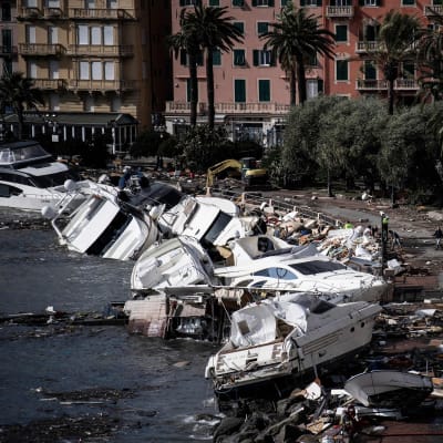 Lyxbåtar som kantrat efter stormar i Italien.