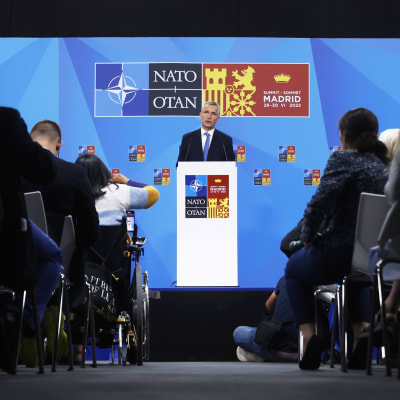 Naton pääsihteeri Jens Stoltenberg puhuu tiedotustilaisuudessa.