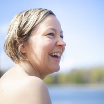 Anna-Pia Svarvar i profil. Hon ser glad ut.