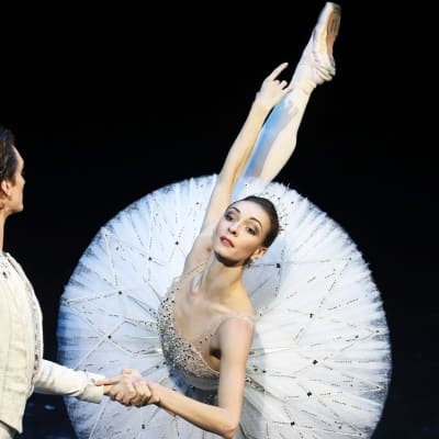 Olga Smirnova tanssii.
