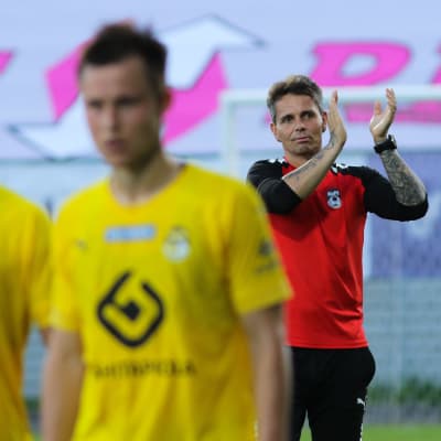 KuPS-luotsi Simo Valakarin suojatit joutuivat pettymään 0-0-kotitasapeliin FC Hakaa vastaan. 