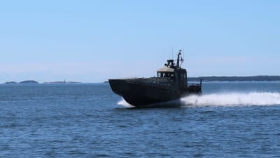 En av marinens Jurmo-trupptransportbåtar nära Jussarö, Raseborg, juli 2020.