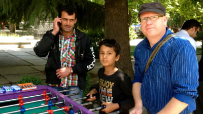 Svenska Yles Peter Lüttge spelar fotbollsspel i Mellatparken i Teheran.