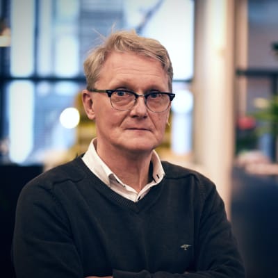 Frank Johansson, verksamhetsledare för Amnesty i Finland, fotograferad i närbild.