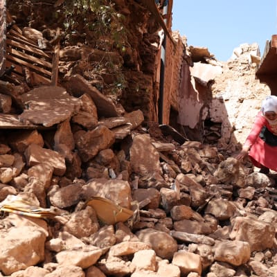 En kvinna bland rasmassorna efter jordbävningen i Marocko
