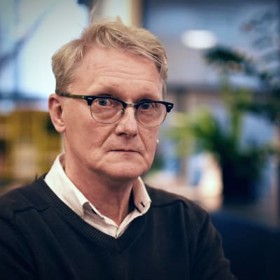 Frank Johansson, verksamhetsledare för Amnesty i Finland, fotograferad i närbild.