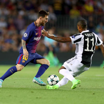 Lionel Messi utmanar Douglas Costa.