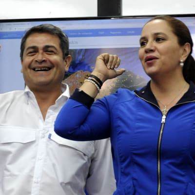 President Juan Orlando Hernandez so firar sin valseger med sin fru Ana Garcia de Hernandez har förklarats som segrare i det omstridda valet i Honduras