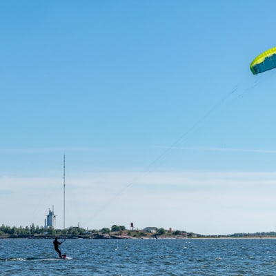 Kitesurfare utanför Hangö
