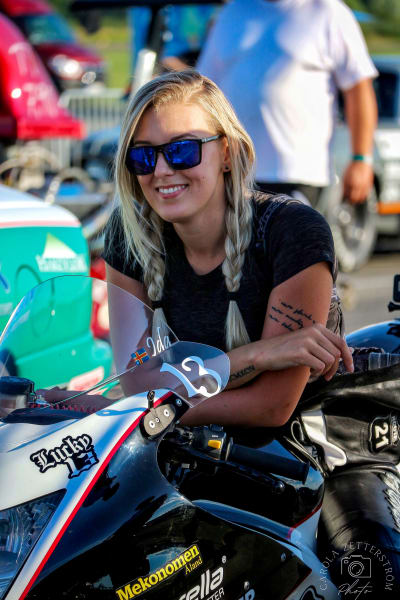 Kvinna som sitter på motorcykel.