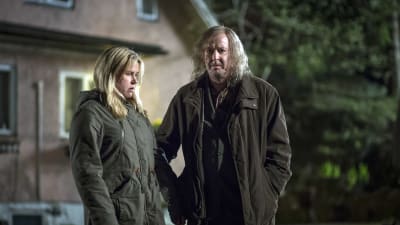 Karaktärerna Vera och Torsten står på en mörk gårdsplan.