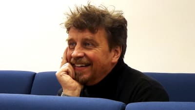 Fredrik Åbacka lyssnar på svenska lärarrekryterare